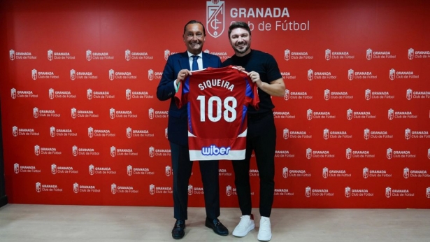 Siqueira recibió un merecido reconocimiento (GRANADA CF) Siqueira recibió un merecido reconocimiento (GRANADA CF)