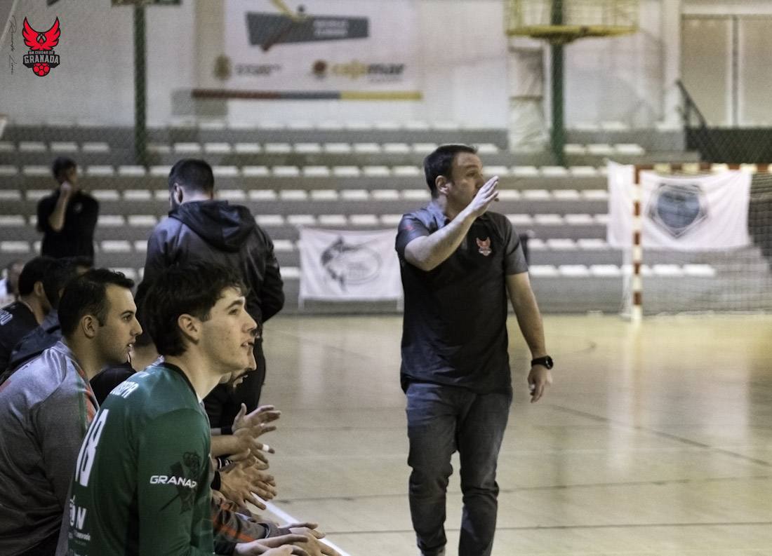 El entrenador del Domca BM Vega Ciudad de Granada, Javier Elvira