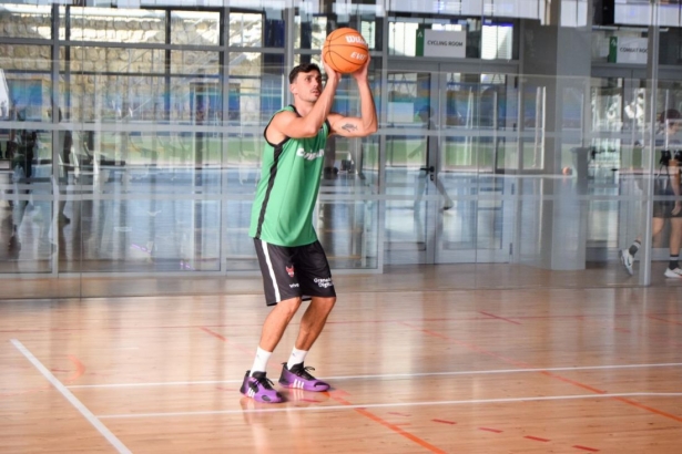 Tomás ya ha iniciado la pretemporada con el conjunto rojinegro (COVIRAN GRANADA)