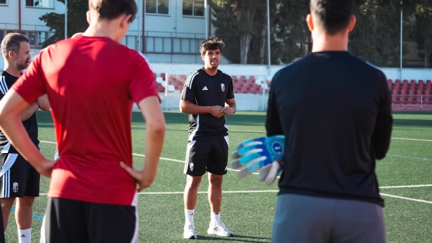 Adolfo Martínez da instrucciones durante un entrenamiento (GCF)