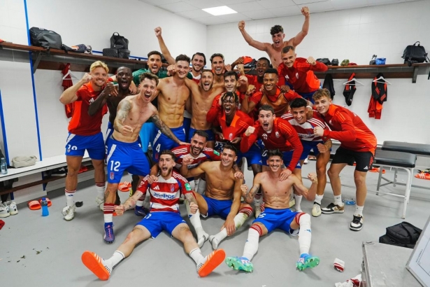 El Granada celebró los tres puntos en el vestuario (GRANADA CF) El Granada celebró los tres puntos en el vestuario (GRANADA CF)