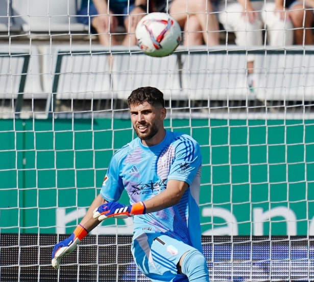 Luca realiza un golpeo en largo ante el Racing de Ferrol (GRANADA CF) Luca realiza un golpeo en largo ante el Racing de Ferrol (GRANADA CF)
