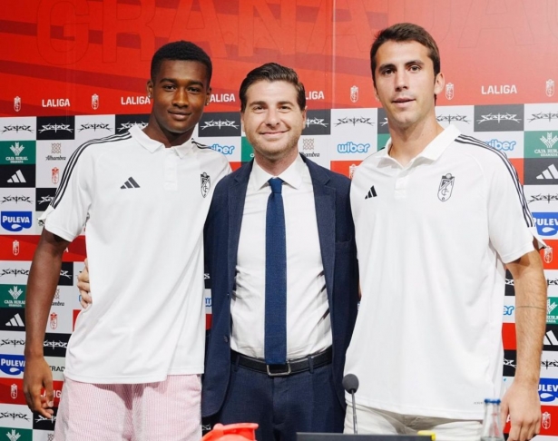 Lama (derecha) junto a Tognozzi y Diao en su presentación (GRANADA CF) Lama (derecha) junto a Tognozzi y Diao en su presentación (GRANADA CF)