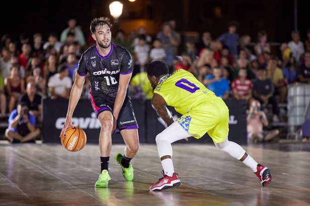 Sergi García juega en ataque (JOSÉ VELASCO)