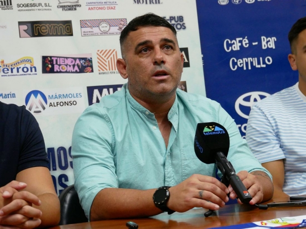 El nuevo técnico del conjunto motrileño en su presentación (CF MOTRIL)