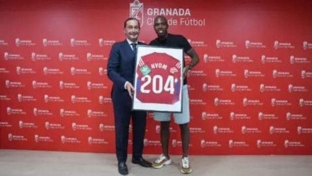 Nyom recibió una camiseta conmemorativa (GRANADA CF) Nyom recibió una camiseta conmemorativa (GRANADA CF)