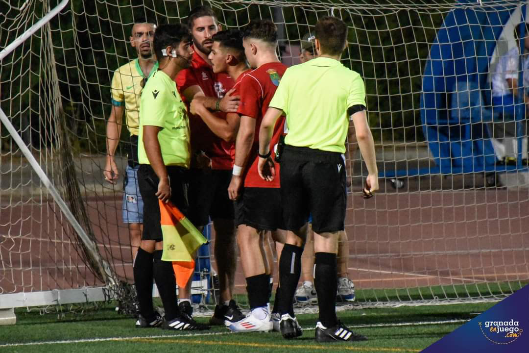 Protestas que originaron la suspensión del Santa Fe - Cúllar Vega CF (JOSÉ M. BALDOMERO)
