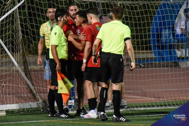 Protestas que originaron la suspensión del Santa Fe - Cúllar Vega CF (JOSÉ M. BALDOMERO) Protestas que originaron la suspensión del Santa Fe - Cúllar Vega CF (JOSÉ M. BALDOMERO)