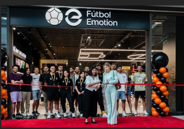 Imagen del momento de inauguración de la tienda de Fútbol Emotion en el CC Nevada Shopping Granada durante la apertura Imagen del momento de inauguración de la tienda de Fútbol Emotion en el CC Nevada Shopping Granada durante la apertura