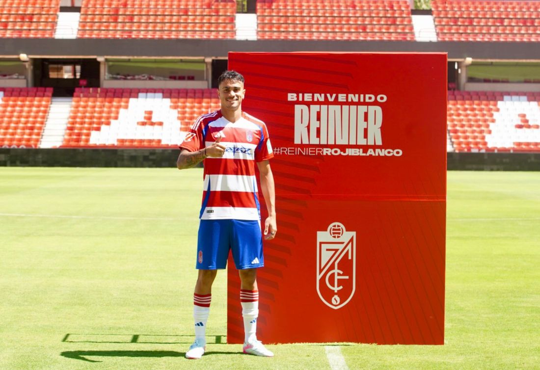 Reinier saltó al césped de Los Cármenes para su presentación (JOSÉ VELASCO)