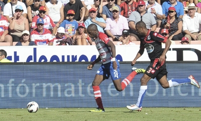 Nyom cabalga por la banda en un duelo frente al Depor (JOSÉ M. BALDOMERO) Nyom cabalga por la banda en un duelo frente al Depor (JOSÉ M. BALDOMERO)