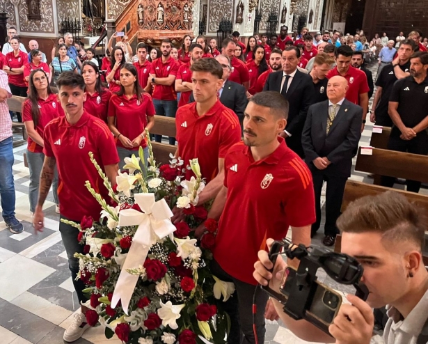 El Granada ha realizado la ofrenda floral (JOSÉ VELASCO) El Granada ha realizado la ofrenda floral (JOSÉ VELASCO)