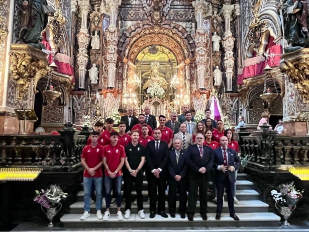 El Granada ha visitado a la patrona de Granada (JOSÉ VELASCO) El Granada ha visitado a la patrona de Granada (JOSÉ VELASCO)