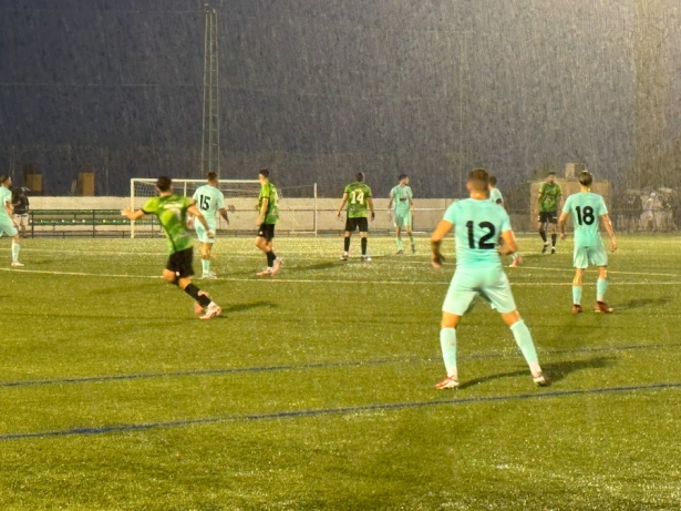 El partido se jugó bajo una intensa lluvia (CD HUÉTOR VEGA)