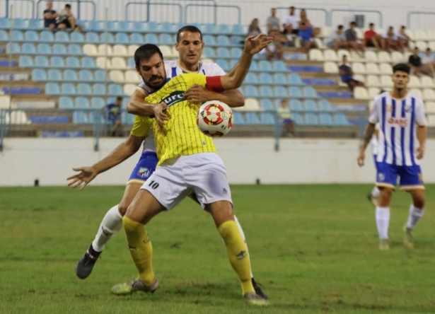 Manu Daza, protege el balón (JOSÉ ANDRÉS FERNÁNDEZ)