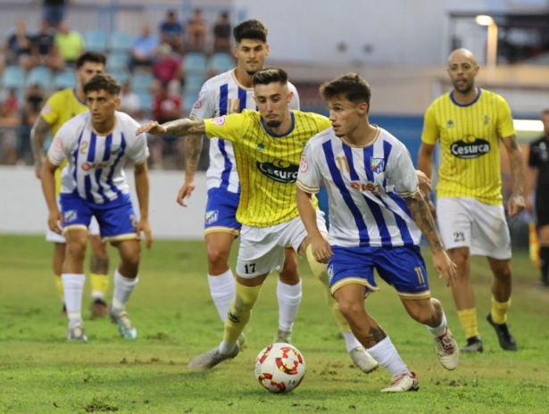 CF Motril y CD Huétor Tájar jugaron un intenso derbi (JOSÉ ANDRÉS FERNÁNDEZ)