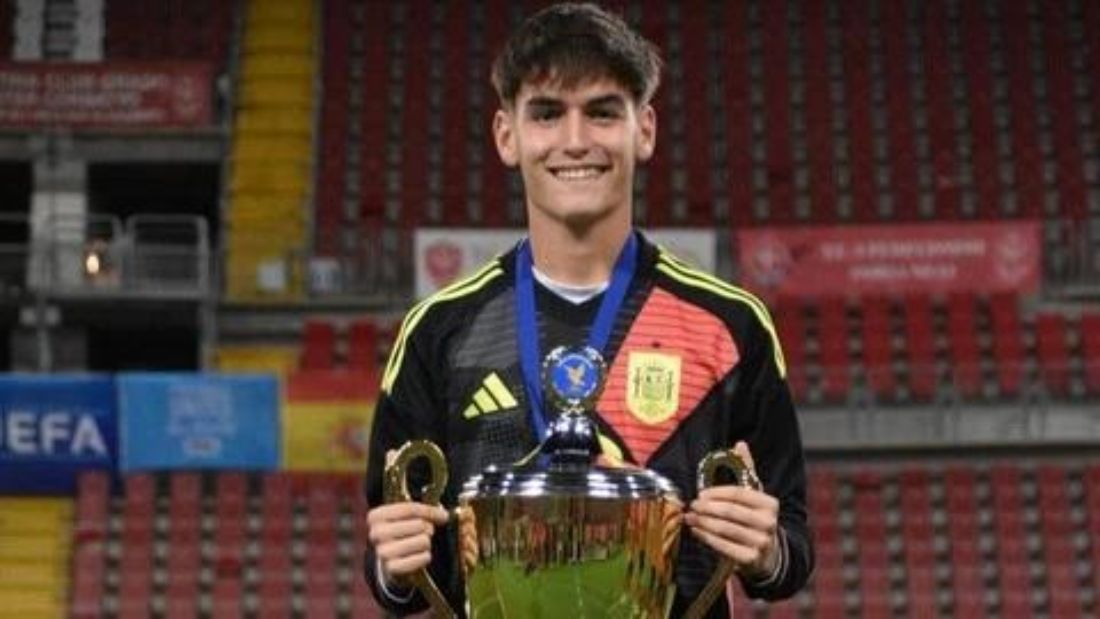 Guirao posa con el trofeo conseguido (GRANADA CF)