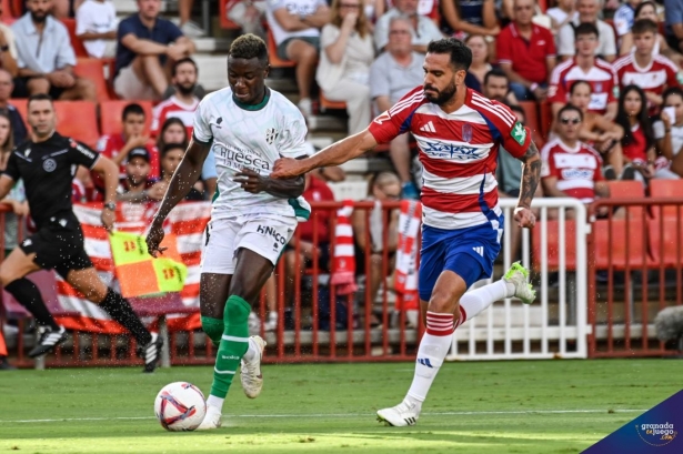 Insua sufrió en el partido ante el Huesca (JOSÉ M. BALDOMERO) Insua sufrió en el partido ante el Huesca (JOSÉ M. BALDOMERO)