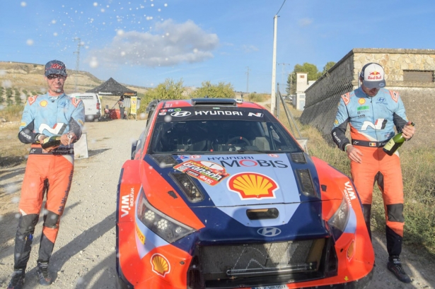 Thierry Neville y su copiloto celebra el triunfo (RALLYE CIUDAD DE GRANADA)