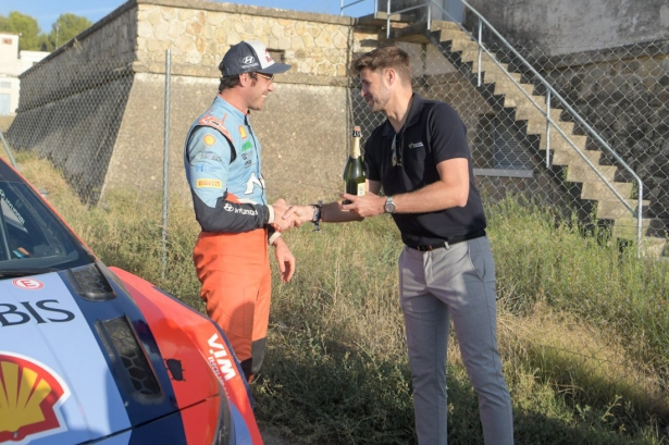 Eric Escobedo felicita al ganador (RALLYE CIUDAD DE GRANADA)