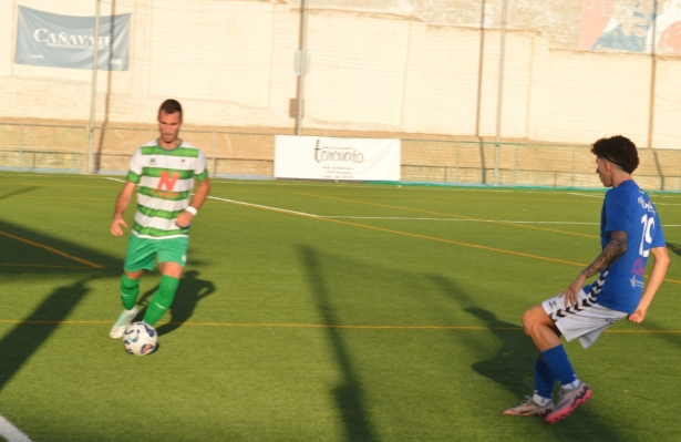 Kiko avanza con la bola (D. CONTRERAS)