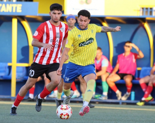 Nacho avanza con el balón (JOSÉ ANDRÉS FERNÁNDEZ)