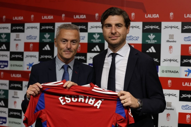 Escribá ha posado como nuevo técnico rojiblanco junto a Tognozzi (J. AZCOYTIA) Escribá ha posado como nuevo técnico rojiblanco junto a Tognozzi (J. AZCOYTIA)