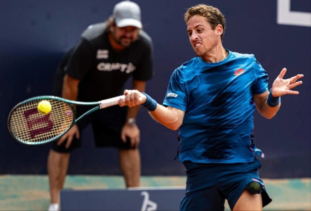 Carballés golpea la bola (GENERALI OPEN / ALEXANDER SCHEUBER) Carballés golpea la bola (GENERALI OPEN / ALEXANDER SCHEUBER)