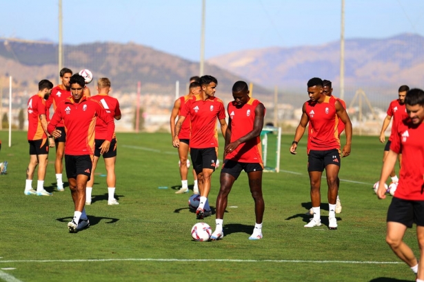 Último entrenamiento de la semana antes de medirse al Burgos (J. AZCOYTIA) Último entrenamiento de la semana antes de medirse al Burgos (J. AZCOYTIA)