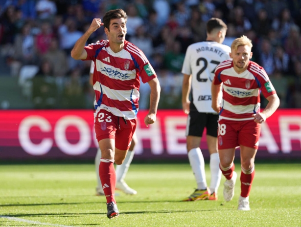 Trigueros celebra el segundo tanto del Granada CF ante el Burgos CF (LOF)
