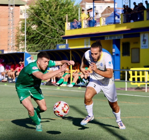 Choco intenta irse de un jugador del Martos (JOSÉ ANDRÉS FERNÁNDEZ)