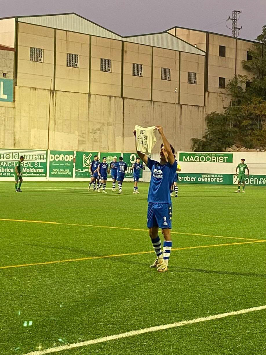 Bolívar celebra el gol de la victoria del Arenas (ARENAS DE ARMILLA)