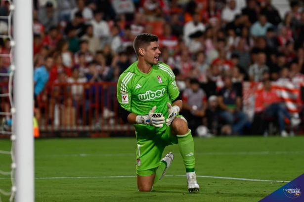 Raúl Fernández se cruza con el Granada (JOSÉ M. BALDOMERO) Raúl Fernández se cruza con el Granada (JOSÉ M. BALDOMERO)