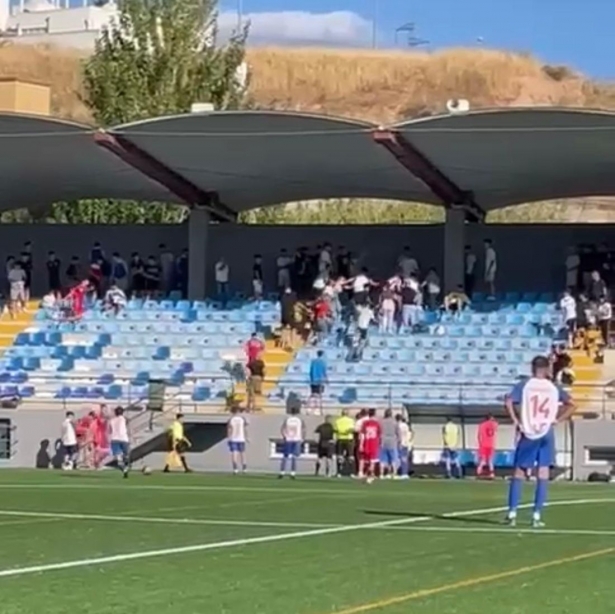 El incidente fue captado por aficionados presentes en el estadio El incidente fue captado por aficionados presentes en el estadio