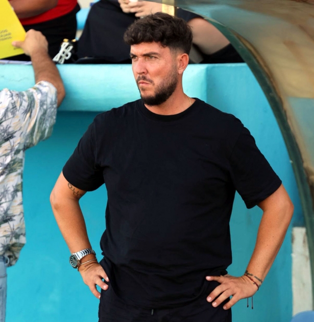 Julio Catalá, entrenador del CD Huétor Tájar, durante un partido (JOSÉ ANDRÉS FERNÁNDEZ)