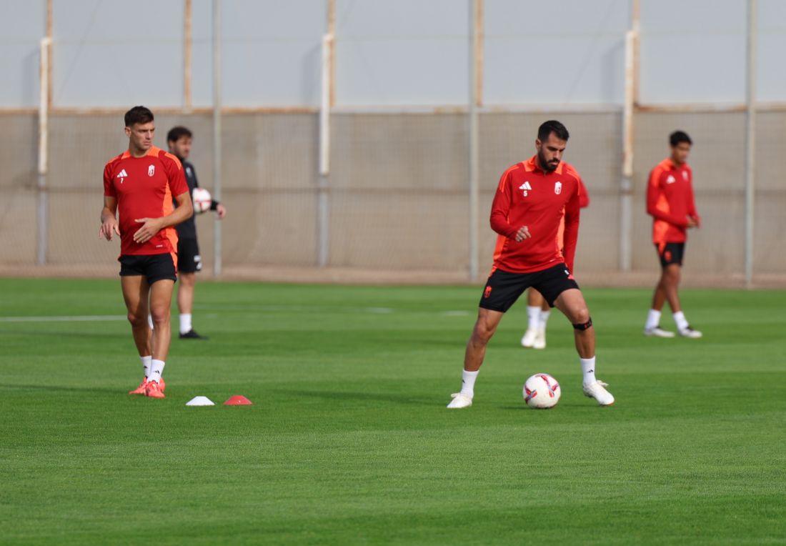 Insua sigue ejercitándose con el grupo (J. AZCOYTIA)