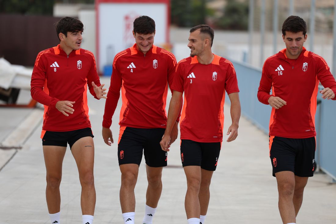 Los jugadores han encarado sonrientes el último entrenamiento de la semana (J. AZCOYTIA)