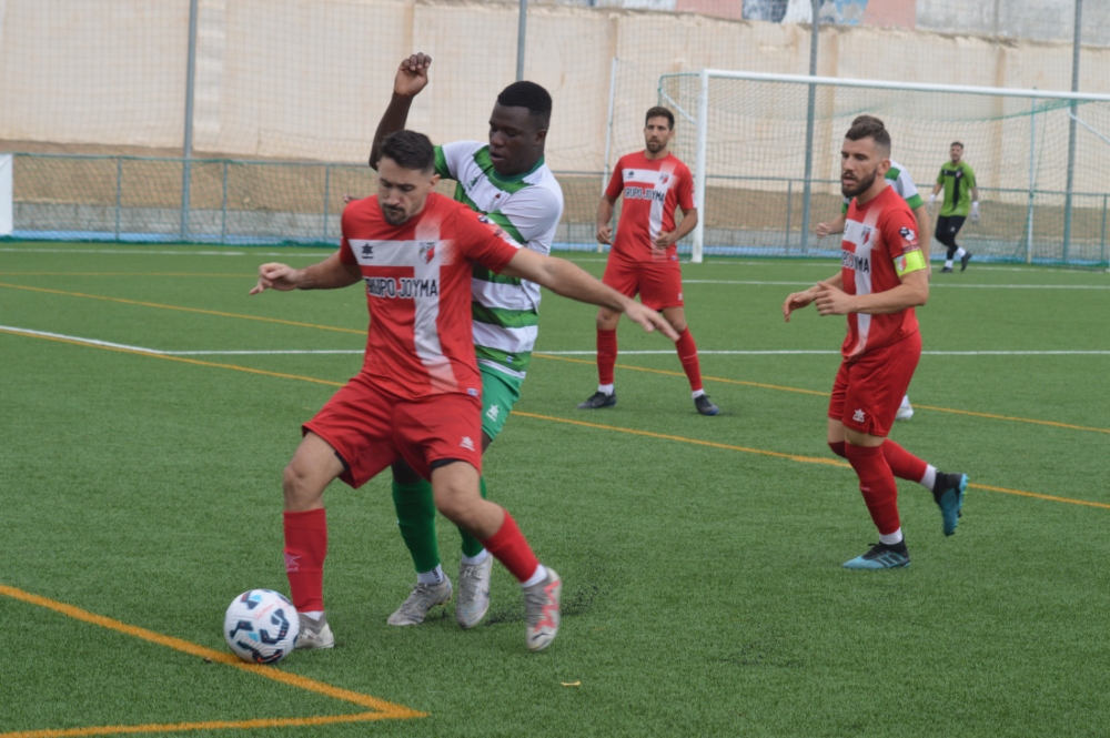 Desting presiona a un jugador del Casabermeja (D. CONTRERAS)