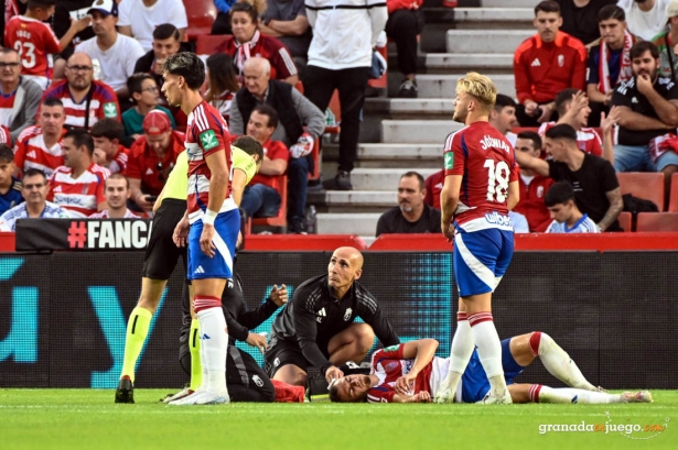 Brau, tras la falta de Theo que supueso la expusión del jugador del Cordoba CF (JOSÉ M. BALDOMERO) Brau, tras la falta de Theo que supueso la expusión del jugador del Cordoba CF (JOSÉ M. BALDOMERO)