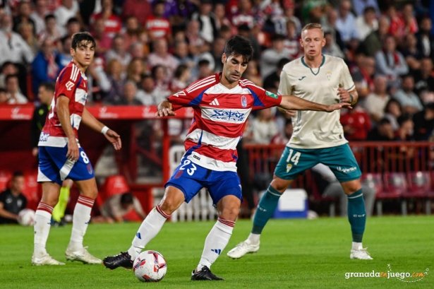 Manu Trigueros, jugador del Granada CF, en el encuentro ante el Córdoba CF (JOSÉ M. BALDOMERO) Manu Trigueros, jugador del Granada CF, en el encuentro ante el Córdoba CF (JOSÉ M. BALDOMERO)