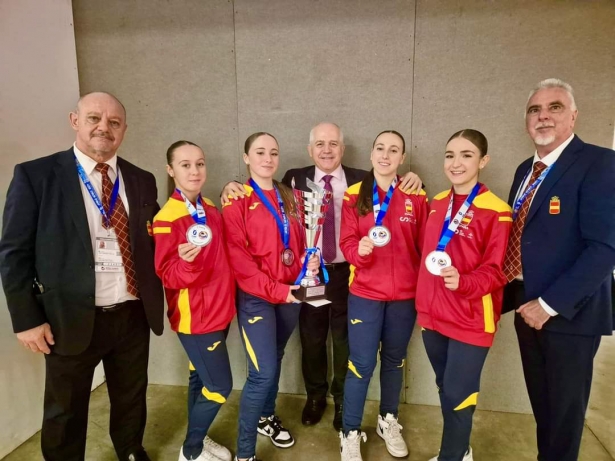 El cuarteto español posa con su medalla de plata (FEDERACIÓN ESPAÑOLA DE KARATE) El cuarteto español posa con su medalla de plata (FEDERACIÓN ESPAÑOLA DE KARATE)