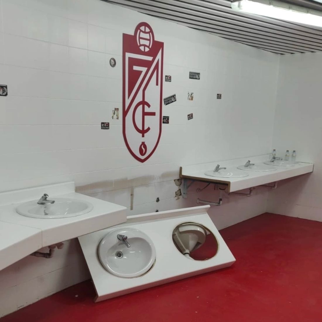 Algunos baños del estadio habían sufrido destrozos (GRANADA CF)