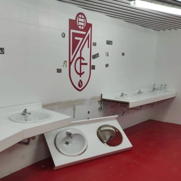 Algunos baños del estadio habían sufrido destrozos (GRANADA CF) Algunos baños del estadio habían sufrido destrozos (GRANADA CF)