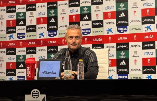 Escribá ha pasado por la sala de prensa de Los Cármenes (J. AZCOYTIA) Escribá ha pasado por la sala de prensa de Los Cármenes (J. AZCOYTIA)