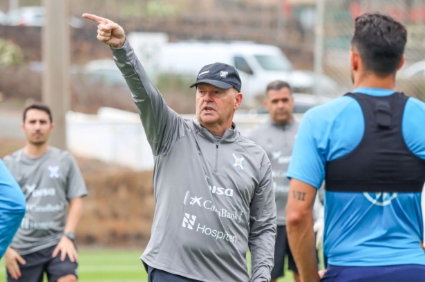 Pepe Mel está intenado sacar al Tenerife de la zona baja (TENERIFE CF) Pepe Mel está intenado sacar al Tenerife de la zona baja (TENERIFE CF)