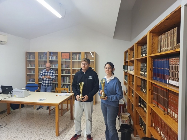 Los ganadores posan con el trofeo Los ganadores posan con el trofeo