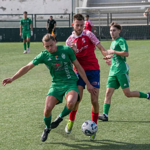 Nacho Buil durante el derbi ante el Atarfe (CHURRIANA CF)