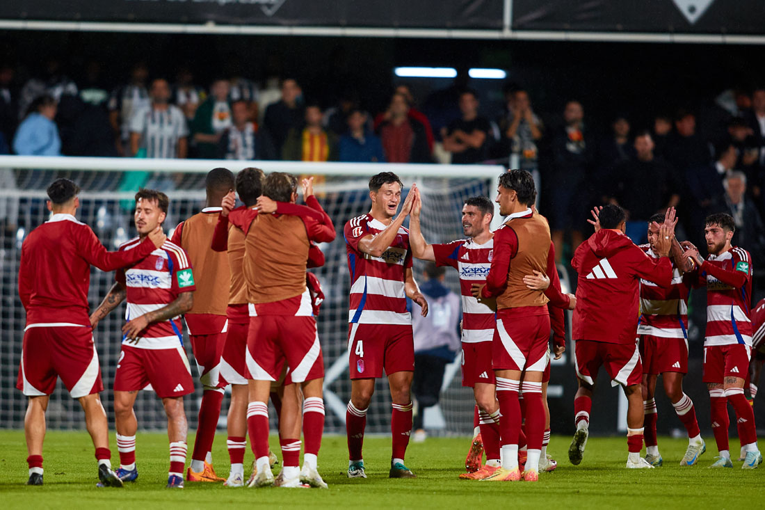Los jugadores del Granada CF celebran la última victoria ante el CD Castellón (LOF)