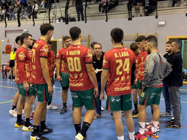 Javier Elvira da instrucciones durante un tiempo muerto (BM CIUDAD DE GRANADA) 