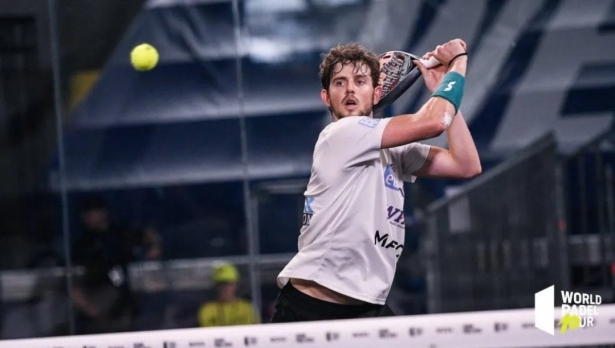 Mike Yanguas golpea la bola (WORLD PADEL TOUR) Mike Yanguas golpea la bola (WORLD PADEL TOUR)
